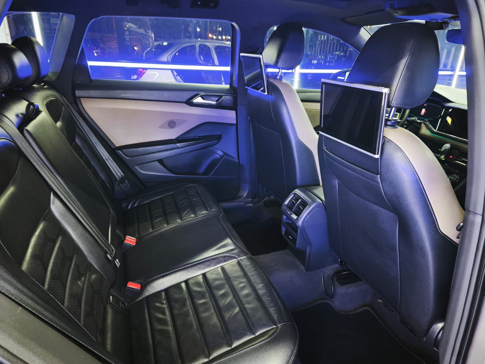 Interior con pantallas traseras